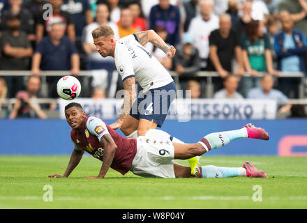 Aston Villa Moraes Wesley (links) und Tottenham Hotspur ist Toby Alderweirald Kampf um den Ball Stockfoto