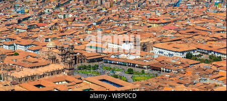 Panoramablick auf die Plaza de Armas Hauptplatz und historischen Zentrum der Stadt Cusco, Peru. Stockfoto