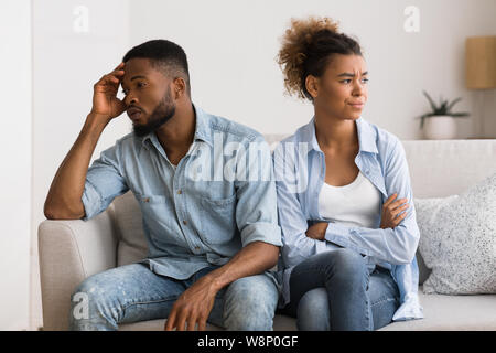 Schwarz Paar Augenkontakt zu vermeiden und Sitzen auf der Couch Umkippen Stockfoto