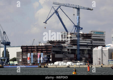10. August 2019, Mecklenburg-Vorpommern, Rostock: Im Dock der Warnemünde Werft in MV Werften der 216 Meter langen mittleren Abschnitt der globale Klasse Kreuzfahrtschiff ist im Bau. Das Schiff ist über 342 Meter lang, 54 Meter breit und 60 Meter hoch mit 20 Etagen vom Kiel bis zu den Schornstein zu sein. Wie das Unternehmen mitteilte, ist das größte Kreuzfahrtschiff der Welt. Foto: Bernd Wüstneck/dpa-Zentralbild/dpa Stockfoto