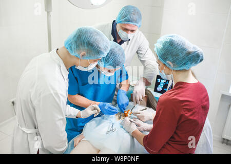 Gruppe von Chirurgen bei der Arbeit im Op. Reanimation Medizin team das Tragen von Schutzmasken Stockfoto