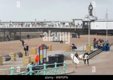 Brighton, England, UK. 10 Aug, 2019. Brighton, East Sussex. 10. August 2019. UK Wetter. Eine Band mit geringem Druck fegen über das Land bringt starke Winde und riesige Wellen zu Brighton Seafront, als Zuschauer an und dann versuchen Sie noch der Strand in dieser ungewöhnlich Negativen und Wetter zu genießen. UK Wetter Warnungen für Wind über das Land von der Met Office ausgestellt wurde, mit Böen von bis zu 60 mph an der Südküste. Credit: Francesca Moore/Alamy leben Nachrichten Stockfoto