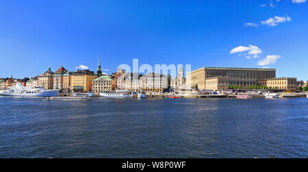 Herrlicher Panoramablick auf die Stockholmer Altstadt (Gamla Stan) mit einem Passagier Schiff segeln auf den Vordergrund, Schweden Stockfoto