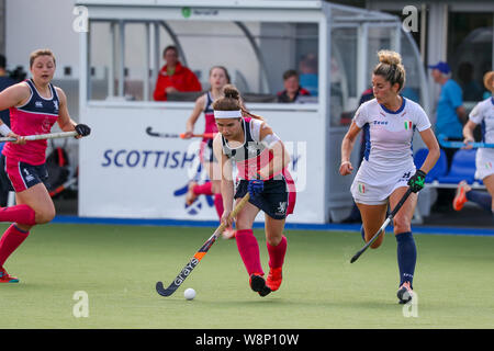 Glasgow, Schottland, Großbritannien. 10. Aug 2019. Glasgow, Schottland, Großbritannien. 10. August 2019. Der letzte Tag der Frauen Eurohockey Meisterschaft ll bei Glasgow National Hockey Center statt war ein Sell-out mit Tausenden Zuschauern Füllen der steht und offene Bereiche in der Umgebung des Pitch hart umkämpften Begegnungen zwischen Mannschaften in ganz Europa zu beobachten. Bilder von Schottland vs Italien im Finale und Schottland beat Italien 2 - 1. (Schottland in Rosa und Italien in Weiß) Credit: Findlay/Alamy leben Nachrichten Stockfoto