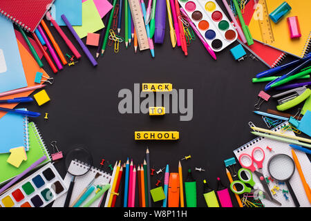 Flach der Schul- und Büromaterialien auf Chalk board Stockfoto