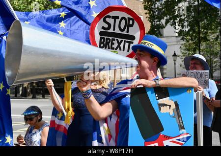 Steve Bray" Herr Shouty Mensch' verwendet sein Megaphon seine Opposition zur Brexit. SODEM Aktivisten protestierten zugunsten des Vereinigten Königreichs, die in der Europäischen Union. Das Cabinet Office, Whitehall, London. Großbritannien Stockfoto
