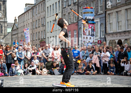 Royal Mile, Edinburgh, Schottland, Großbritannien. 10 Aug, 2019. Edinburgh Fringe Street Performer SYO! Aus Japan arbeitete in einem mörderischen Tempo das Publikum mit einem spannenden Feuershow am zweiten Samstag auf dem Mid-High Kreis pitch auf der High Street zu unterhalten. Credit: Bogen Weiß/Alamy leben Nachrichten Stockfoto