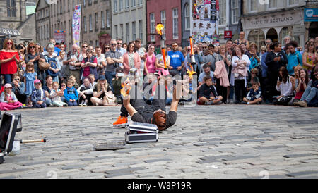 Royal Mile, Edinburgh, Schottland, Großbritannien. 10 Aug, 2019. Edinburgh Fringe Street Performer SYO! Aus Japan arbeitete in einem mörderischen Tempo das Publikum mit einem spannenden Feuershow am zweiten Samstag auf dem Mid-High Kreis pitch auf der High Street zu unterhalten. Credit: Bogen Weiß/Alamy leben Nachrichten Stockfoto