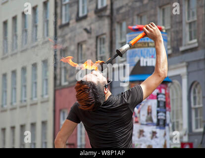 Royal Mile, Edinburgh, Schottland, Großbritannien. 10 Aug, 2019. Edinburgh Fringe Street Performer SYO! Aus Japan arbeitete in einem mörderischen Tempo das Publikum mit einem spannenden Feuershow am zweiten Samstag auf dem Mid-High Kreis pitch auf der High Street zu unterhalten. Credit: Bogen Weiß/Alamy leben Nachrichten Stockfoto