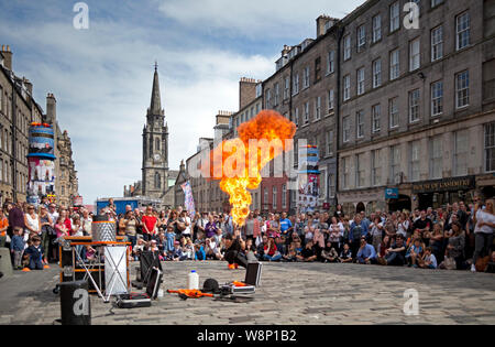 Royal Mile, Edinburgh, Schottland, Großbritannien. 10 Aug, 2019. Edinburgh Fringe Street Performer SYO! Aus Japan arbeitete in einem mörderischen Tempo das Publikum mit einem spannenden Feuershow am zweiten Samstag auf dem Mid-High Kreis pitch auf der High Street zu unterhalten. Credit: Bogen Weiß/Alamy leben Nachrichten Stockfoto