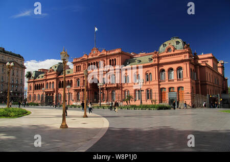 Die Casa Rosada, hier gesehen, ist wohl die bekannteste Sehenswürdigkeit befindet sich auf der historischen Plaza de Mayo, in der Stadt Buenos Aires Stockfoto