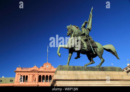 Ein Denkmal, das General Manuel Belgrano ehrt, ist eines der zentralen Wahrzeichen auf der Plaza de Mayo in Buenos Aires, Argentinien Stockfoto