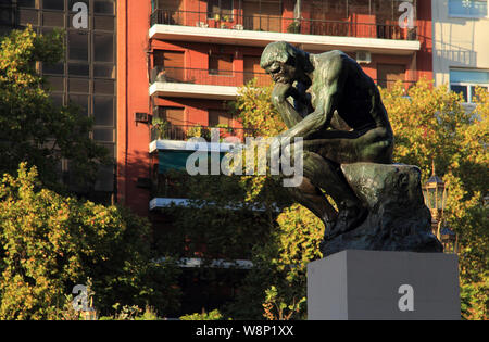 Der Denker von Auguste Rodin, ist eine markante Skulptur befindet sich auf der Plaza Mariano Moreno in der Südamerikanischen Stadt Buenos Aires in Argentinien Stockfoto