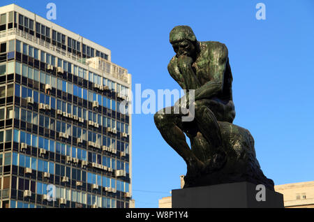 Der Denker von Auguste Rodin, ist eine markante Skulptur befindet sich auf der Plaza Mariano Moreno in der Südamerikanischen Stadt Buenos Aires in Argentinien Stockfoto