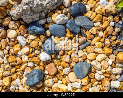 Nahaufnahme von kleinen Steinen mit schwarzen Felsen Stockfoto