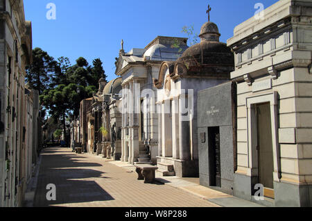 Der alte Friedhof von Recoleta, mit seiner aufwendigen Gräber, Mausoleen, und Skulpturen, ist eines der beliebtesten Reiseziele in Buenos Aires, Argentinien Stockfoto