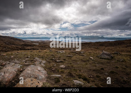 Blick über den inneren Klang der Raasay in Richtung der Insel Skye von der 626 Meter hohen Aussichtspunkt an Bealach Na Ba in Wester Ross an der Westküste von Scot Stockfoto