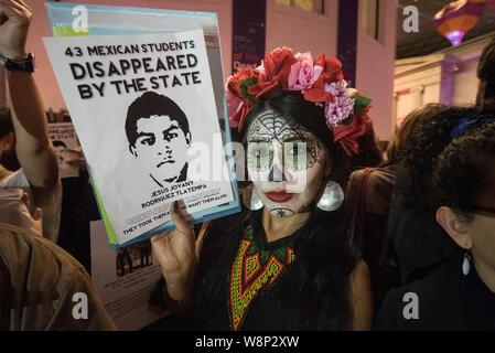 Das British Museum, London, UK. 30. Oktober 2015. Bis zu 50 mexikanischen und Britische Aktivisten schlossen sich zusammen, um eine Leistung zu montieren - Protest während der Stockfoto