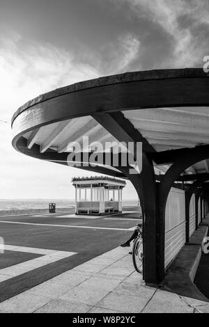 Schutz und Zuflucht in Southsea Promenade am Meer. Den Solent und Isle of Wight sind im Hintergrund sichtbar. Stockfoto