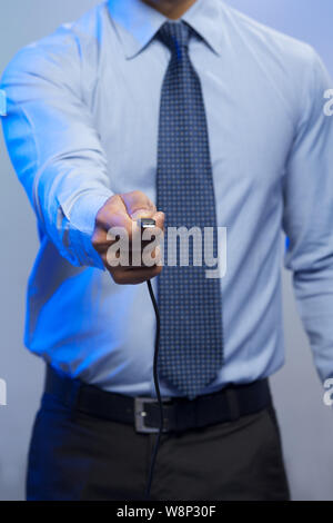 Geschäftsmann mit USB-Kabel Stockfoto