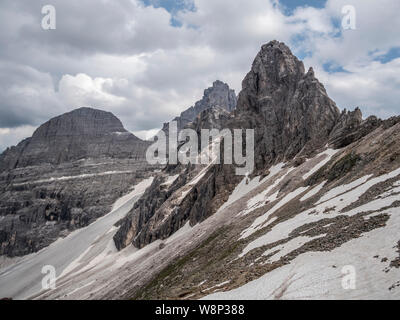 Die schroffen Gipfel der Tribulaun Berge an der Spitze der Gschnitztal Tal in der Nähe von Steinach im österreichischen Tirol Stockfoto