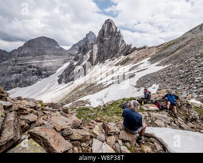 Trekker Unternehmen die Runde Gschnitztal Tour genießen Sie die zerklüftete Landschaft der Tribulaun Berge in der Nähe der Tribulaun Hütte Zuflucht Stockfoto