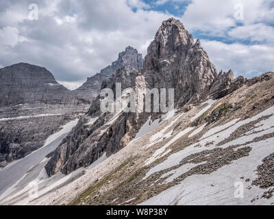 Die schroffen Gipfel der Tribulaun Berge an der Spitze der Gschnitztal Tal in der Nähe von Steinach im österreichischen Tirol Stockfoto