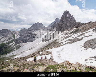 Trekker Unternehmen die Runde Gschnitztal Tour genießen Sie die zerklüftete Landschaft der Tribulaun Berge in der Nähe der Tribulaun Hütte Zuflucht Stockfoto