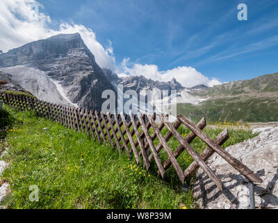 Die schroffen Gipfel der Tribulaun Berge an der Spitze der Gschnitztal Tal in der Nähe von Steinach im österreichischen Tirol Stockfoto