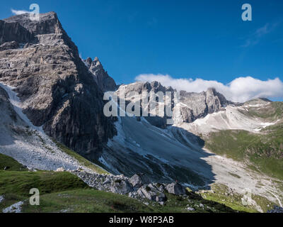 Die schroffen Gipfel der Tribulaun Berge an der Spitze der Gschnitztal Tal in der Nähe von Steinach im österreichischen Tirol Stockfoto