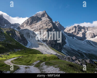 Die schroffen Gipfel der Tribulaun Berge an der Spitze der Gschnitztal Tal in der Nähe von Steinach im österreichischen Tirol Stockfoto