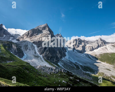 Die schroffen Gipfel der Tribulaun Berge an der Spitze der Gschnitztal Tal in der Nähe von Steinach im österreichischen Tirol Stockfoto