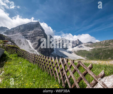 Die schroffen Gipfel der Tribulaun Berge an der Spitze der Gschnitztal Tal in der Nähe von Steinach im österreichischen Tirol Stockfoto