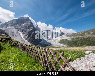 Die schroffen Gipfel der Tribulaun Berge an der Spitze der Gschnitztal Tal in der Nähe von Steinach im österreichischen Tirol Stockfoto