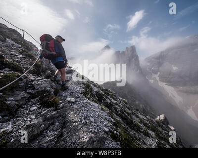 Ein trekker genießt die zerklüftete Landschaft der Tribulaun Berge in der Nähe der Tribulaun Berghütte im Gschnitztal Tal in der Nähe von Steinach in Tirol Stockfoto