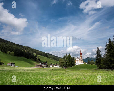 Die charmante Kirche des Hl. Nikolaus an der Spitze der Obernberg Tal in der Nähe von Steinach am Brenner im österreichischen Tirol. Stockfoto