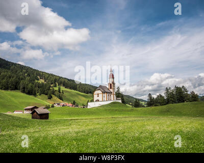 Die charmante Kirche des Hl. Nikolaus an der Spitze der Obernberg Tal in der Nähe von Steinach am Brenner im österreichischen Tirol. Stockfoto