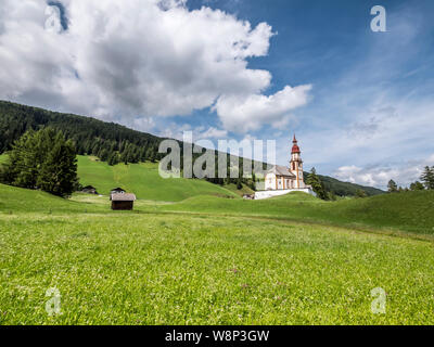 Die charmante Kirche des Hl. Nikolaus an der Spitze der Obernberg Tal in der Nähe von Steinach am Brenner im österreichischen Tirol. Stockfoto