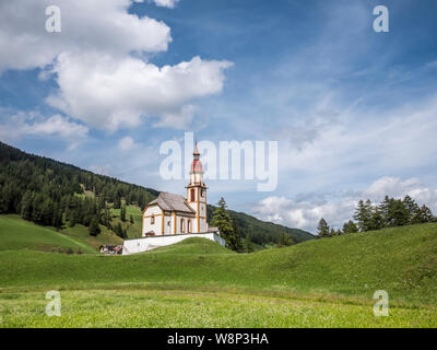 Die charmante Kirche des Hl. Nikolaus an der Spitze der Obernberg Tal in der Nähe von Steinach am Brenner im österreichischen Tirol. Stockfoto