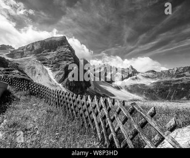 Die schroffen Gipfel der Tribulaun Berge in Schwarz-Weiß bei der Leiter der Gschnitztal Tal in der Nähe von Steinach im österreichischen Tirol. Stockfoto