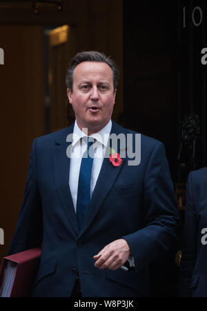 Downing Street, London, UK. 28. Oktober 2015. Der britische Premierminister David Cameron taucht von Downing Street 10 heute morgen. Stockfoto