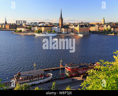 Malerischer Blick auf die Stockholmer Skyline einschließlich Gamla Stan am späten Nachmittag mit bunten Boote im Vordergrund, Schweden Stockfoto