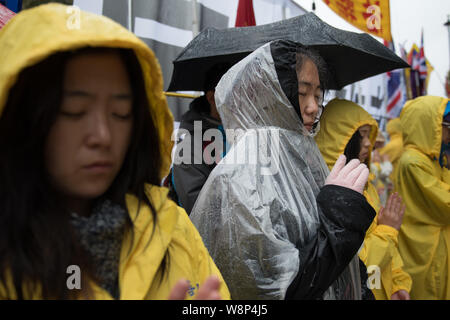 Whitehall, London, UK. 21. Oktober 2015. Chinesische Unterstützer und anti Chinesische Aktivisten Gesicht weg gegenüber der Downing Street in London vor der Sudetendeutschen wies Schroeder Stockfoto