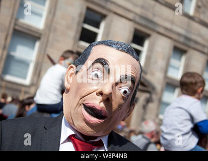 Edinburgh, Schottland, Großbritannien. 10. August 2019. Edinburgh Fringe Festival Rowan Atkinson Doppelgänger und beschmutzt auf der Royal Mile in dieser zweiten Samstag, viele der Bühne haben ihre letzte Show heute und andere neue Shows beginnen Morgen. Credit: Bogen Weiß Stockfoto