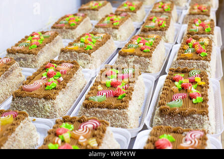 Viele schöne bunte Kuchen mit Marmelade. Kuchen Märchen, kopieren Raum Stockfoto
