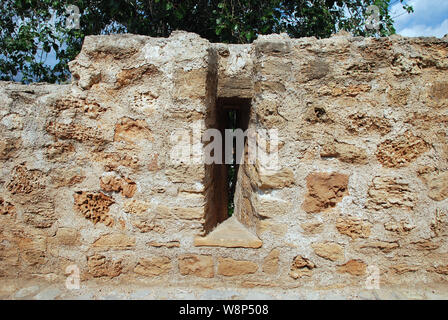 Der Gehweg auf der mittelalterlichen Stadtmauer von Alcudia auf der spanischen Insel Mallorca. Stockfoto