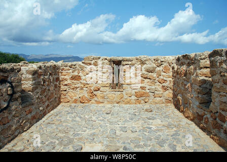 Der Gehweg auf der mittelalterlichen Stadtmauer von Alcudia auf der spanischen Insel Mallorca. Stockfoto