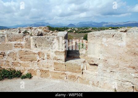 Der Gehweg auf der mittelalterlichen Stadtmauer von Alcudia auf der spanischen Insel Mallorca. Stockfoto