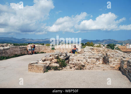 Der Gehweg auf der mittelalterlichen Stadtmauer von Alcudia auf der spanischen Insel Mallorca. Stockfoto