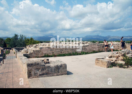 Der Gehweg auf der mittelalterlichen Stadtmauer von Alcudia auf der spanischen Insel Mallorca. Stockfoto